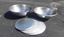 4 Mixing Bowls with 3 lids - various sizes