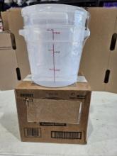 Case of Glass Cleaner & (2) CAMBRO 6 L / 6 Qt