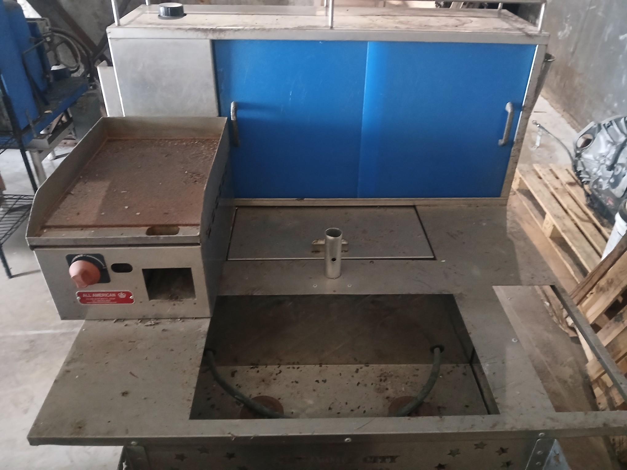 Commercial hot Dog Cart W/ Grill / Sink / White & Dark Water & Tow Hitch - Looks to be in good shape