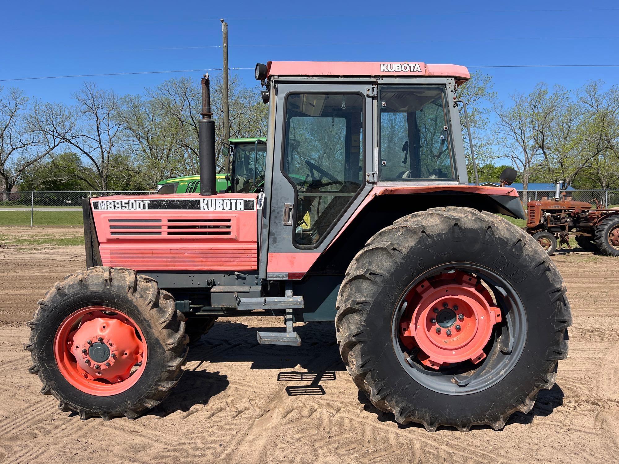 KUBOTA M8950 DT TRACTOR