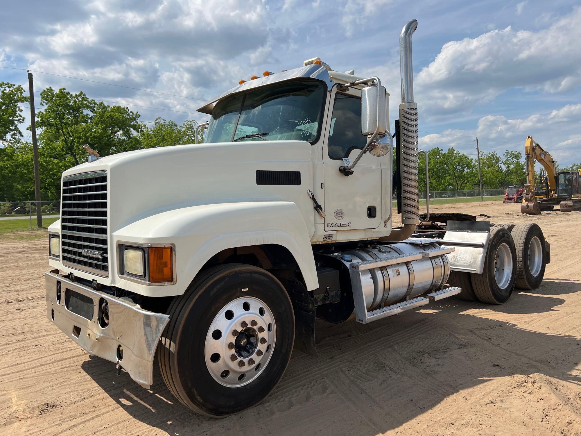 2015 MACK CHU613 DAY CAB T/A ROAD TRACTOR