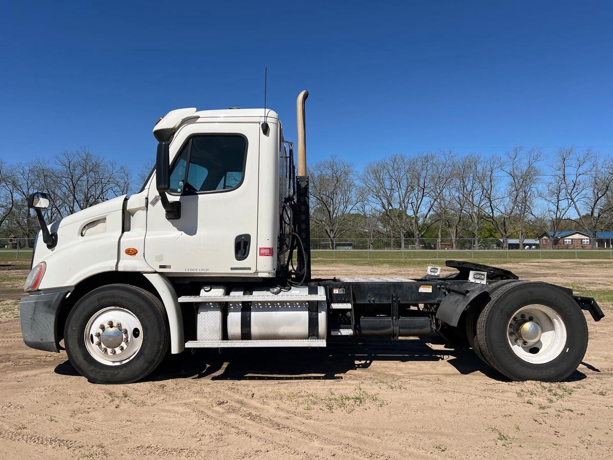 2011 FREIGHTLINER CASCADIA DAY CAB ROAD TRACTOR