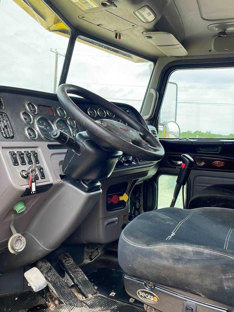 2017 PETERBILT  389