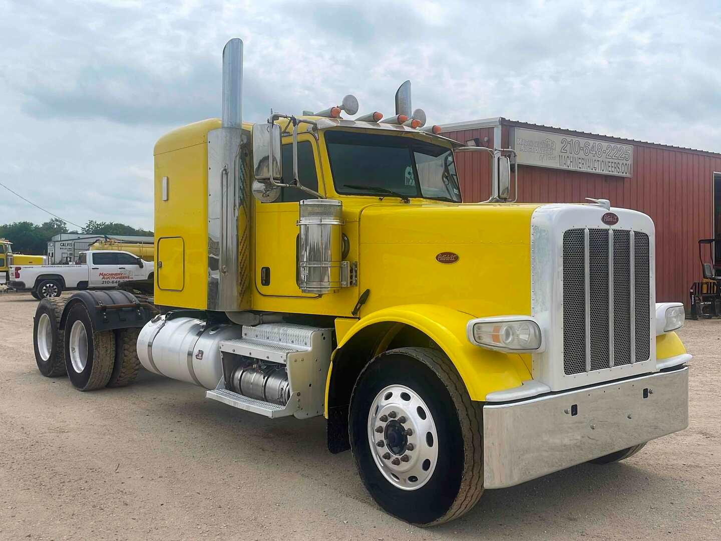 2017 PETERBILT  389