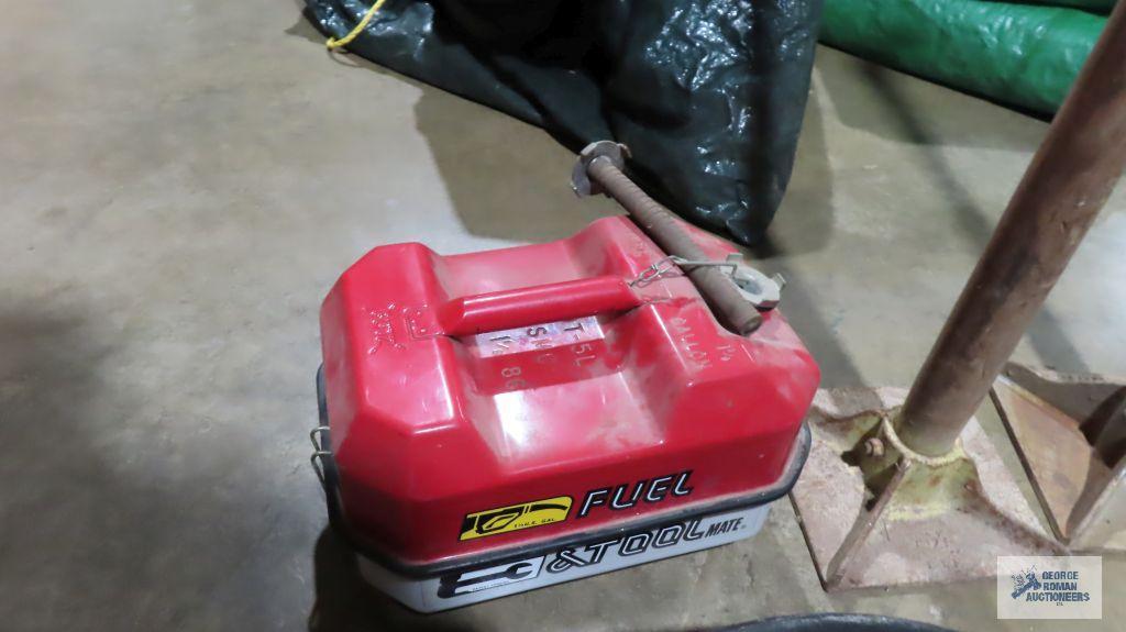 Speedflo emergency roadside gas can with tool storage