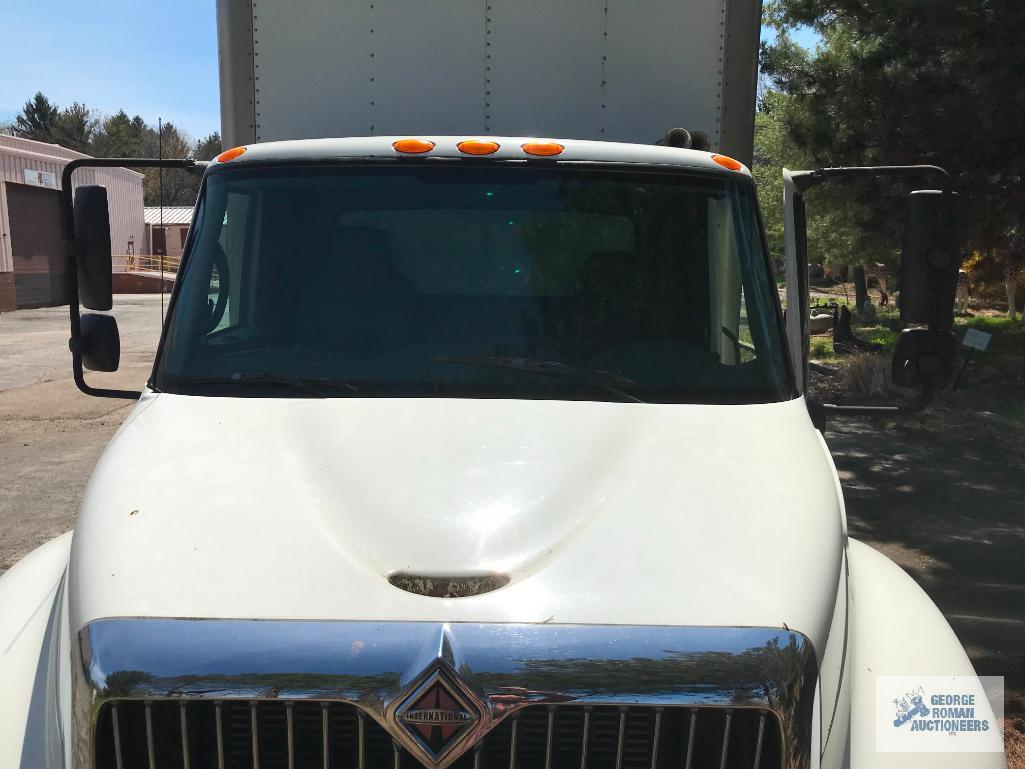 2005 INTERNATIONAL 4400SBA 4X2 BOX TRUCK. VIN: 1HTMKAAN85H152115. MILEAGE: 393,806.