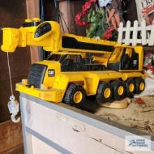 Remote control toy caterpillar crane