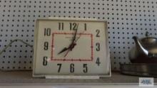 Vintage General Electric clock. Has chip on case