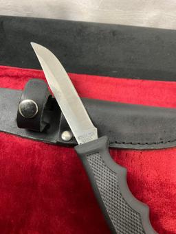 Pair of Remington Sportsman Knives w/ Cases, Model FS0163 Hunter & Model 18192 Clip Point Skinner
