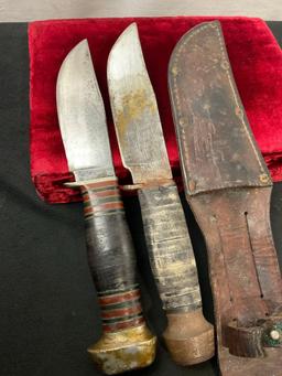 Pair of Vintage Remington Fixed Blade Knives, 1x RH-33 & 1x RH-34, 1 leather sheath