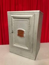 Vintage Home Comfort Company Metal Bread & Cake Cabinet. Bread Box w/ Adjustable Shelves. See pics.