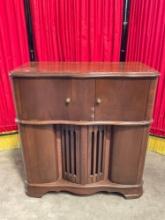 Vintage RCA Victrola 1942 Edition Radio & Record Player Cabinet Model V-215. Untested. See pics.