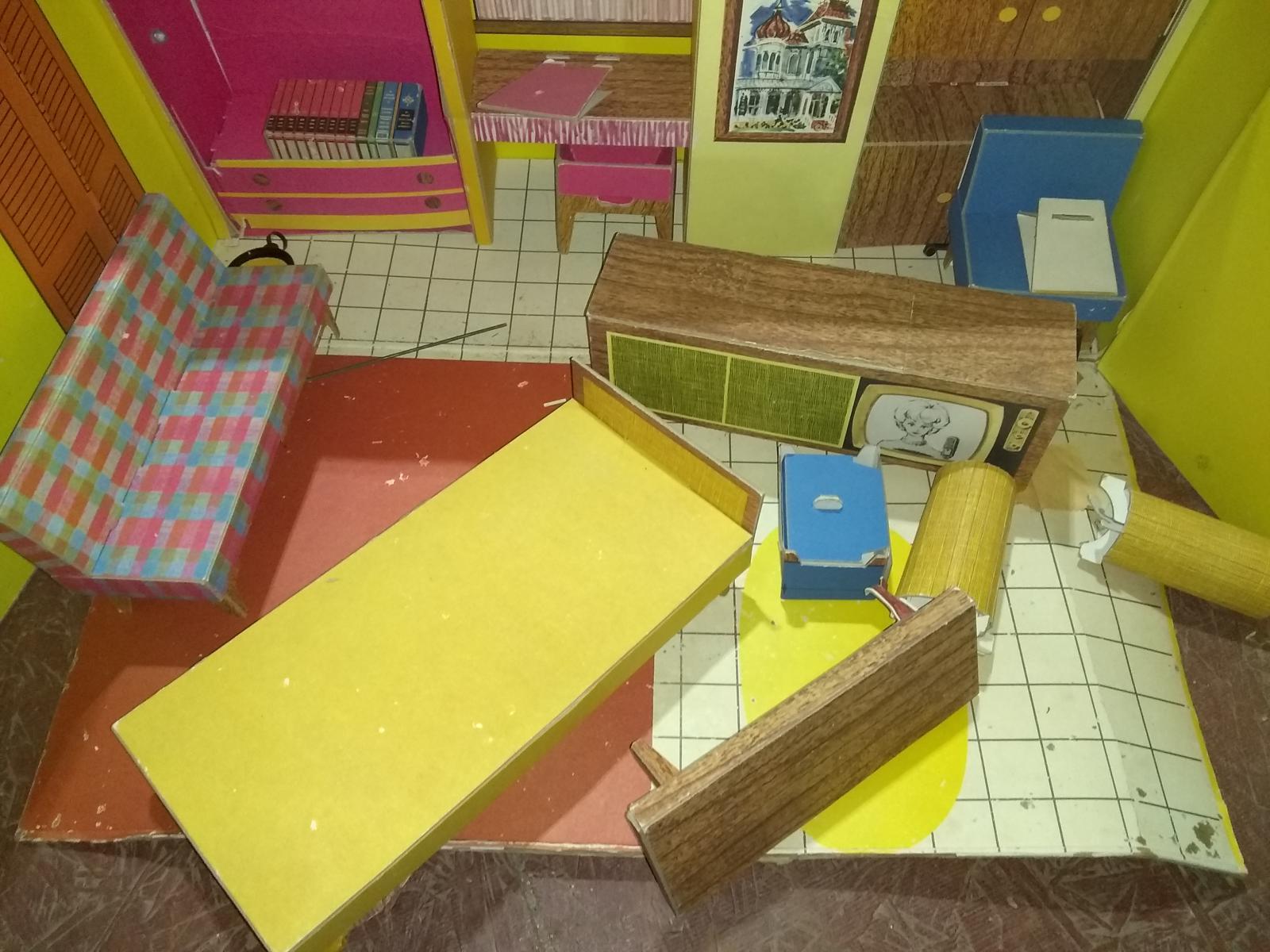 BL-Vintage Barbie Dream House -as found