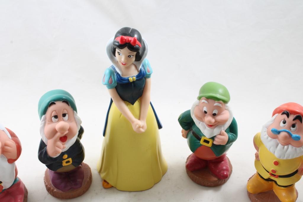 Disney Snow White Bank & 7 Vinyl Dwarfs