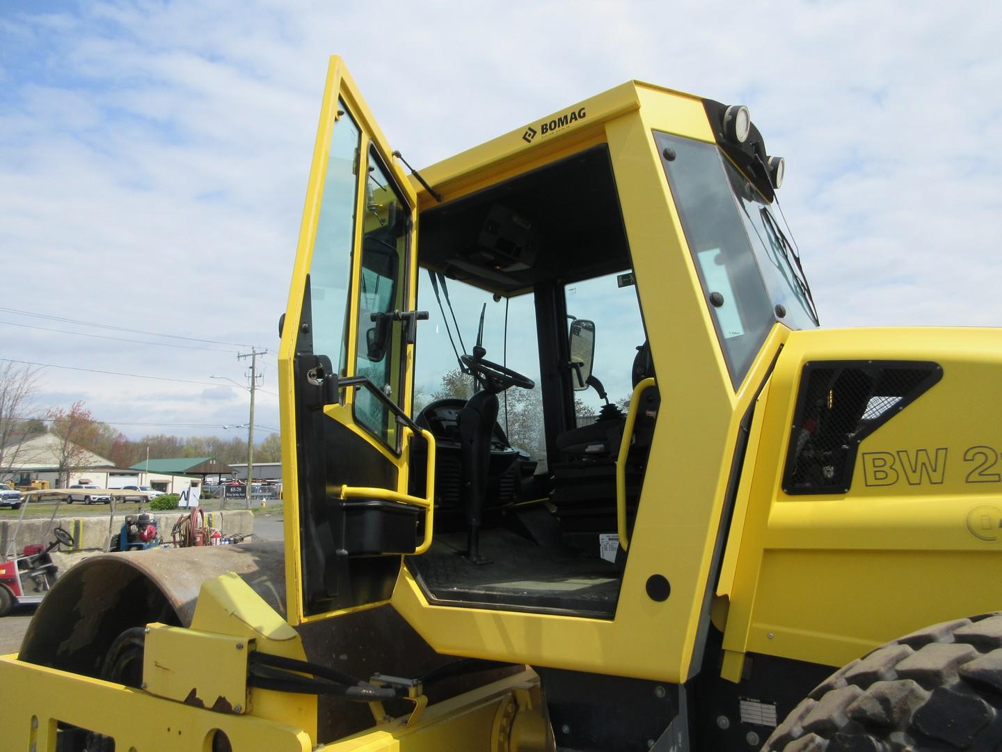 2016 Bomag BW211D-50 Smooth Drum Vibratory Roller