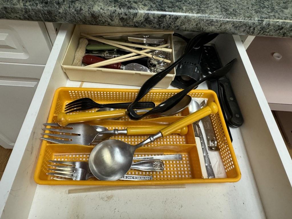 LOT CONSISTING OF KITCHEN SUPPLIES