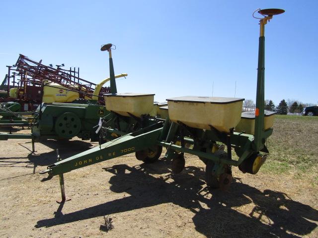 1681. 423-992. JOHN DEERE 7000 4 ROW WIDE CORN PLANTER, DRY FERTILIZER, TAX