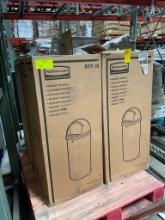 19-29-03 Lot of 4 Rubbermaid outdoor trash cans