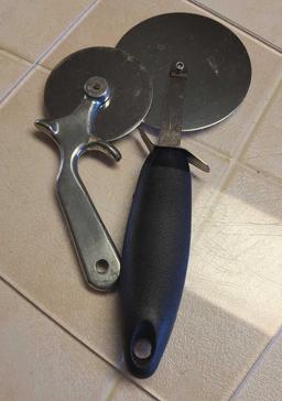 Pizza Cutters and Cutting Board $1 STS