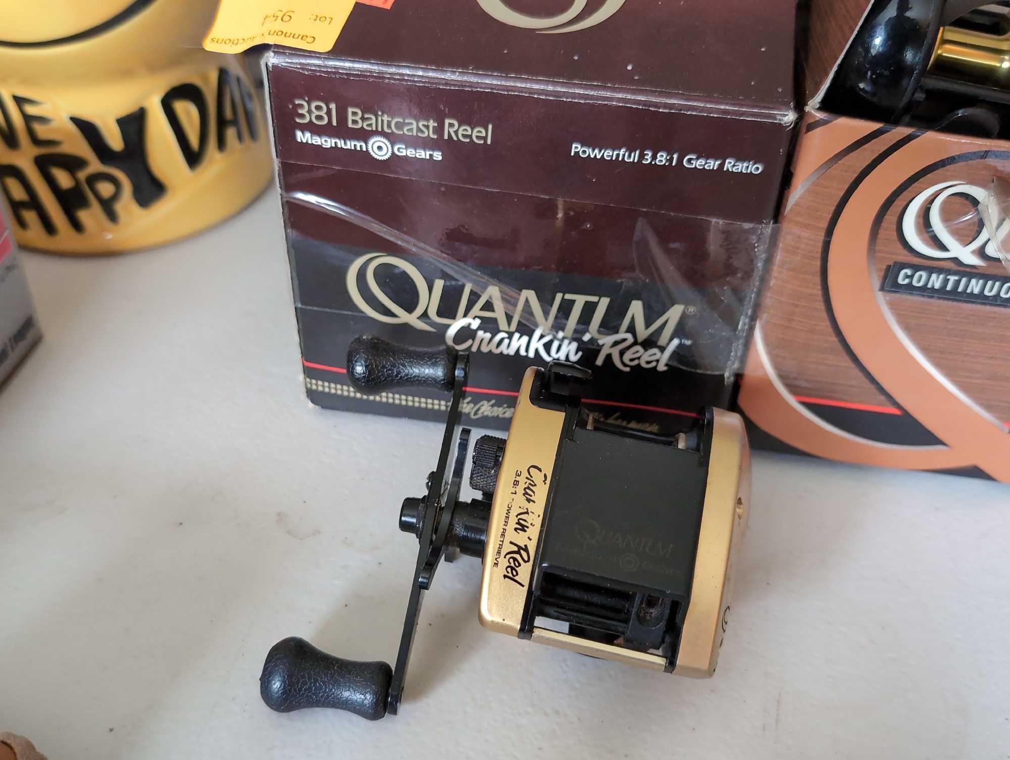 (LR) LOT OF (6) FISHING REELS TO INCLUDE A QUANTUM QMD25 SPINNING REEL, A ZEBCO STERLING 7025