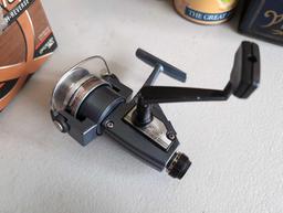 (LR) LOT OF (6) FISHING REELS TO INCLUDE A QUANTUM QMD25 SPINNING REEL, A ZEBCO STERLING 7025