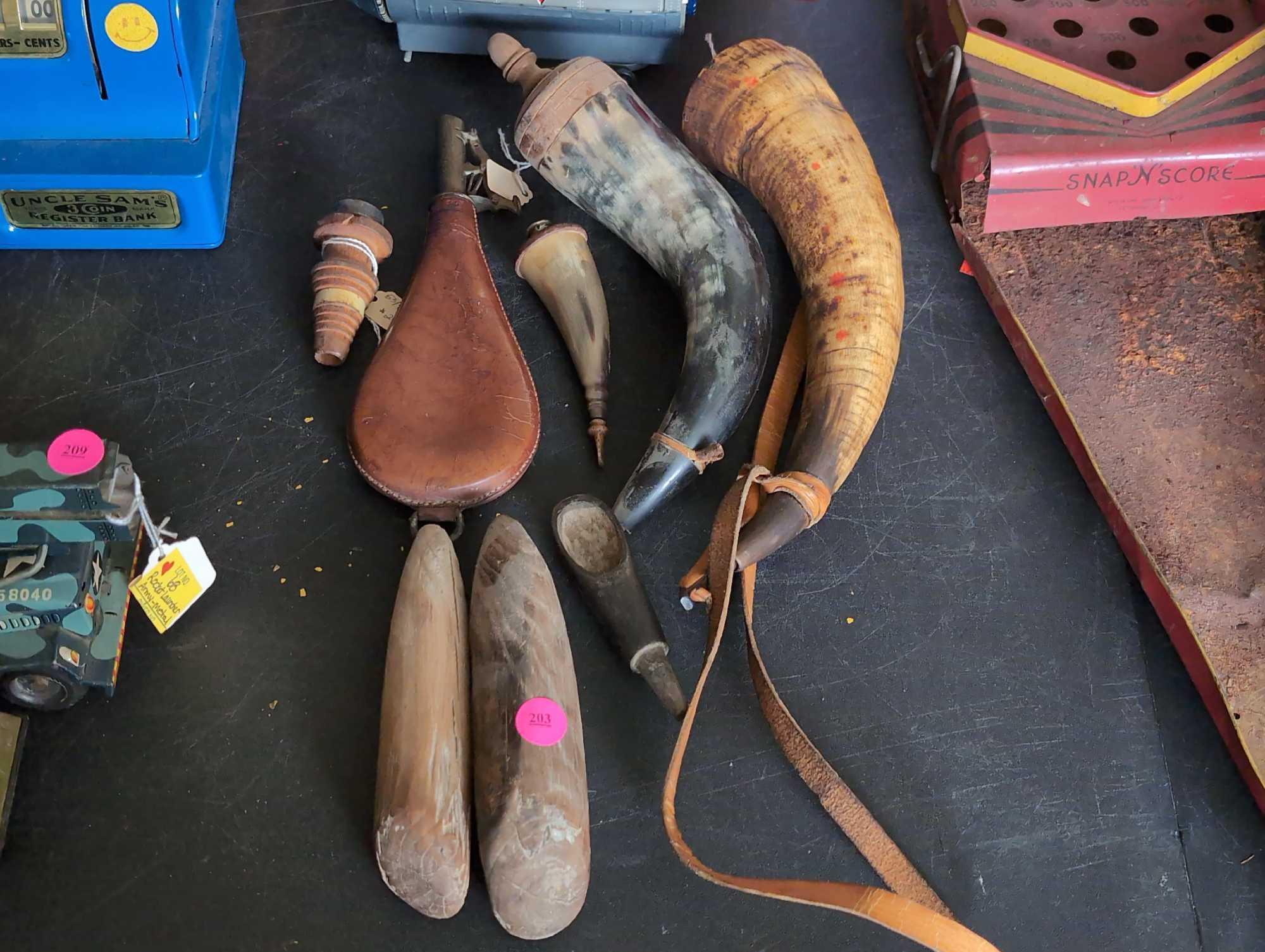 (LR) MISC. LOT TO INCLUDE (2) LARGE ANTIQUE POWDER HORNS, A SMALLER ANTIQUE POWDER HORN, AN ANTIQUE