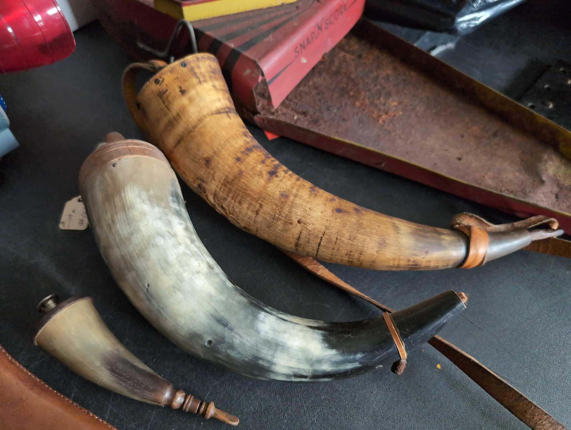 (LR) MISC. LOT TO INCLUDE (2) LARGE ANTIQUE POWDER HORNS, A SMALLER ANTIQUE POWDER HORN, AN ANTIQUE