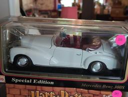 (LR) MAISTO SPECIAL EDITION MERCEDES-BENZ 300S 1:18 SCALE MODEL CAR IN BOX.