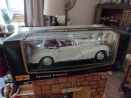 (LR) MAISTO SPECIAL EDITION MERCEDES-BENZ 300S 1:18 SCALE MODEL CAR IN BOX.