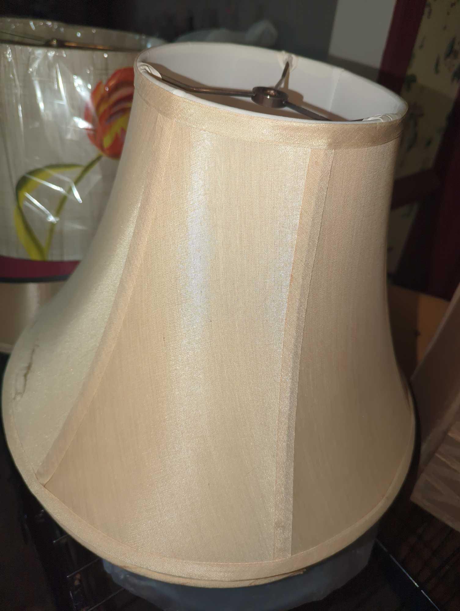 (DR) LOT OF 10 LAMP SHADES IN AN ASSORTMENT OF SIZES, COLORS AND STYLES, WHAT YOU SEE IN THE PHOTOS