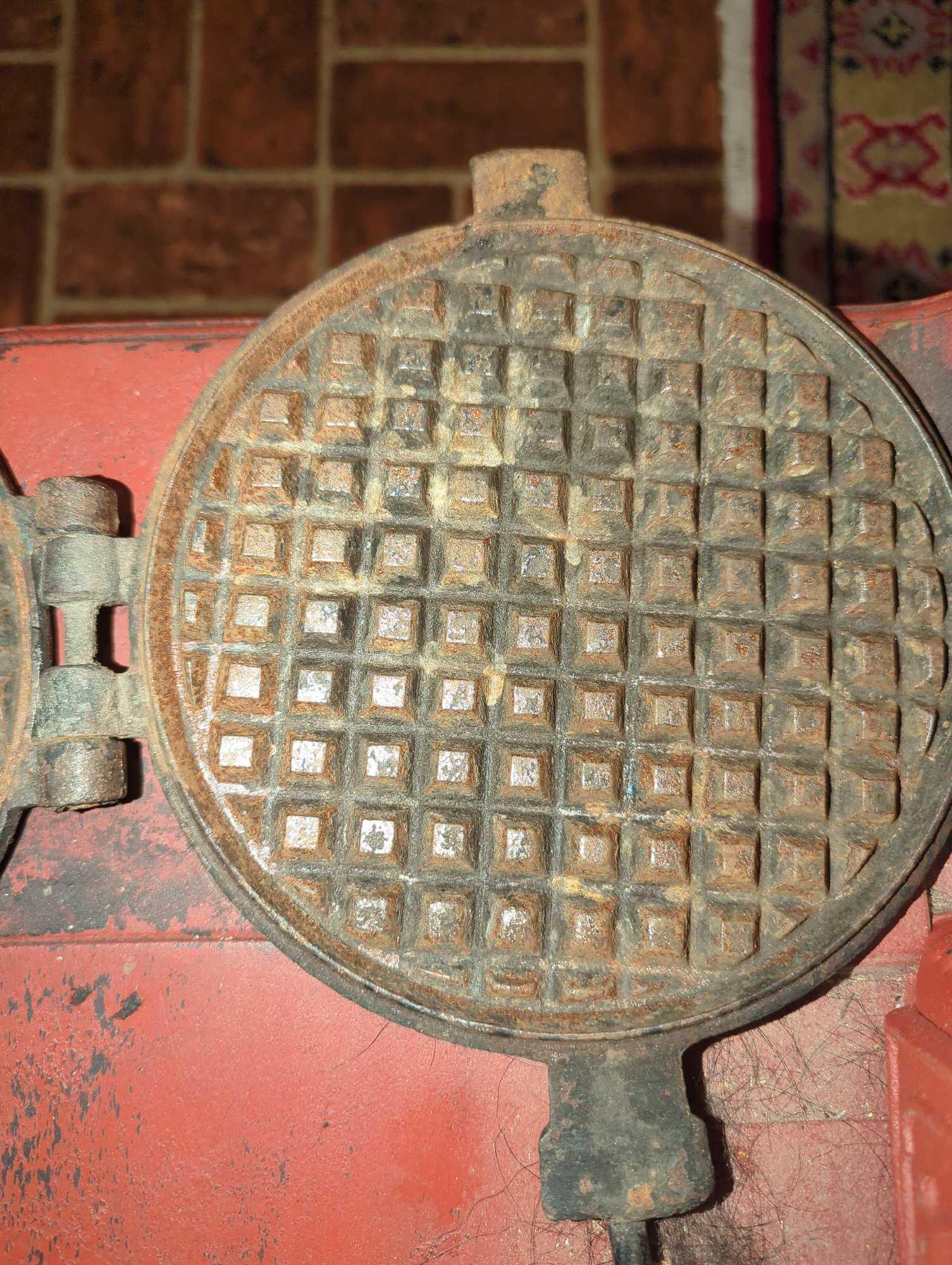 (KIT) EARLY STYLE CAST IRON WAFFLE MAKER, MEASURE APPROXIMATELY 7 IN X 22 IN, WHAT YOU SEE IN PHOTOS