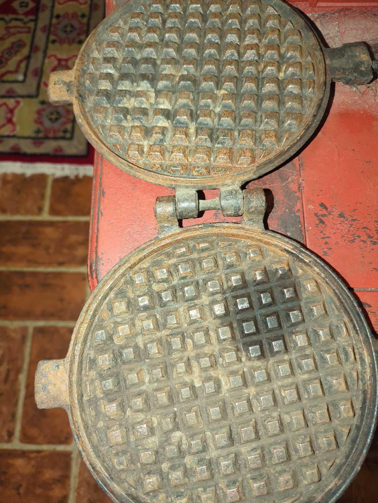 (KIT) EARLY STYLE CAST IRON WAFFLE MAKER, MEASURE APPROXIMATELY 7 IN X 22 IN, WHAT YOU SEE IN PHOTOS