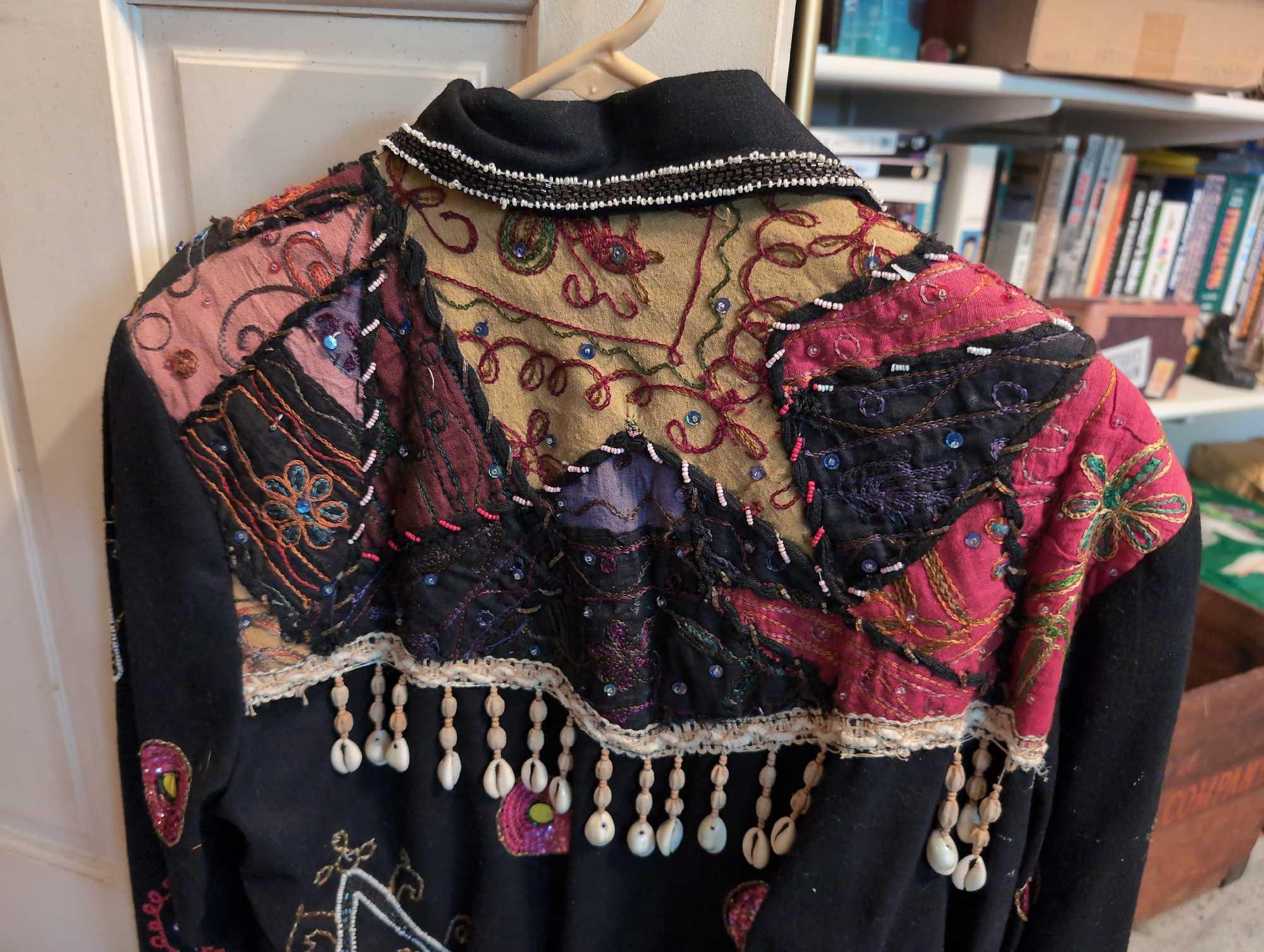 (BR2) VINTAGE MADE IN INDIA 100% COTTON HEAVILY DETAILED JACKET. APPEARS TO BE A MEDIUM TO LARGE