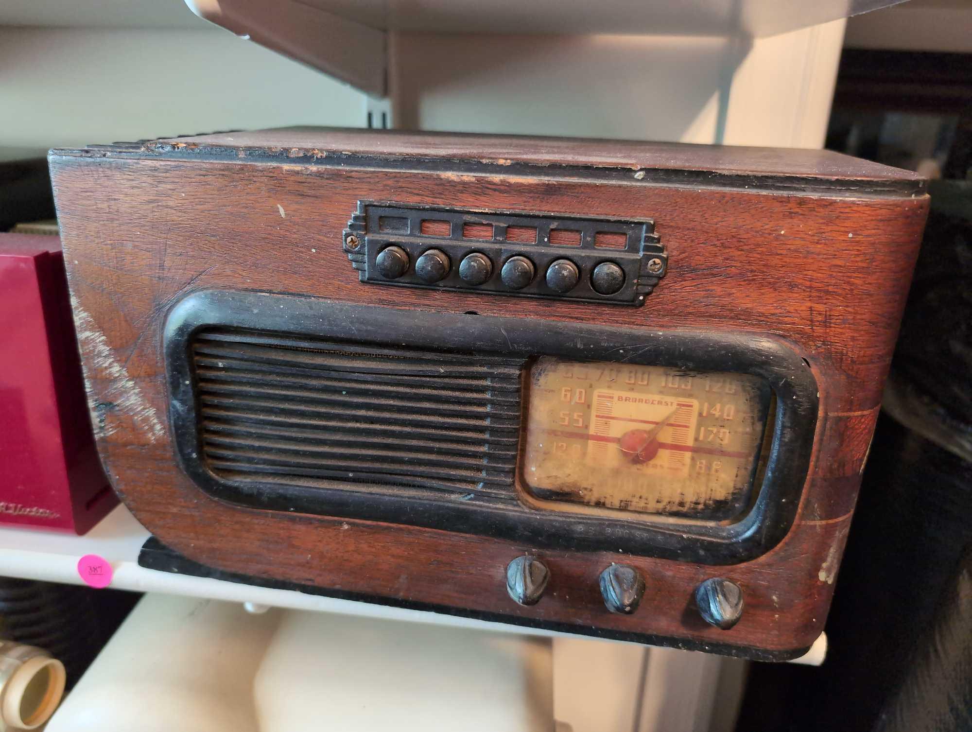 (BR2) SHELF LOT OF MISC. ANTIQUE/VINTAGE RADIOS. BRAND NAMES TO INCLUDE RCA VICTOR, BROADCAST,