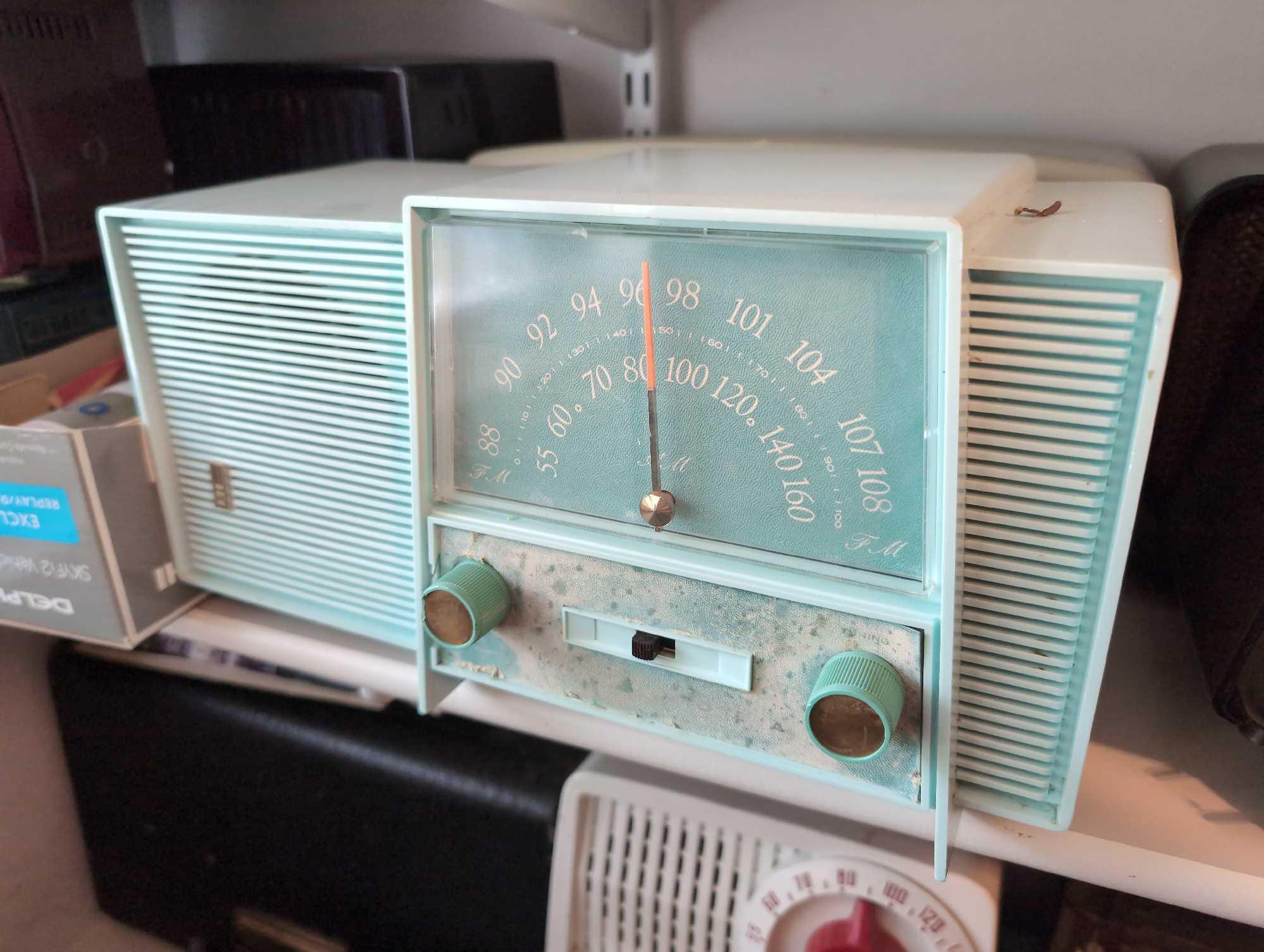 (BR2) SHELF LOT OF MISC. ANTIQUE/VINTAGE RADIOS. BRAND NAMES TO INCLUDE RCA VICTOR, BROADCAST,