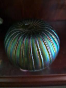 (LR) HAND BLOWN RUFFLED GLASS VASE, 2 1/2"D MOUTH, 3 5/8"H