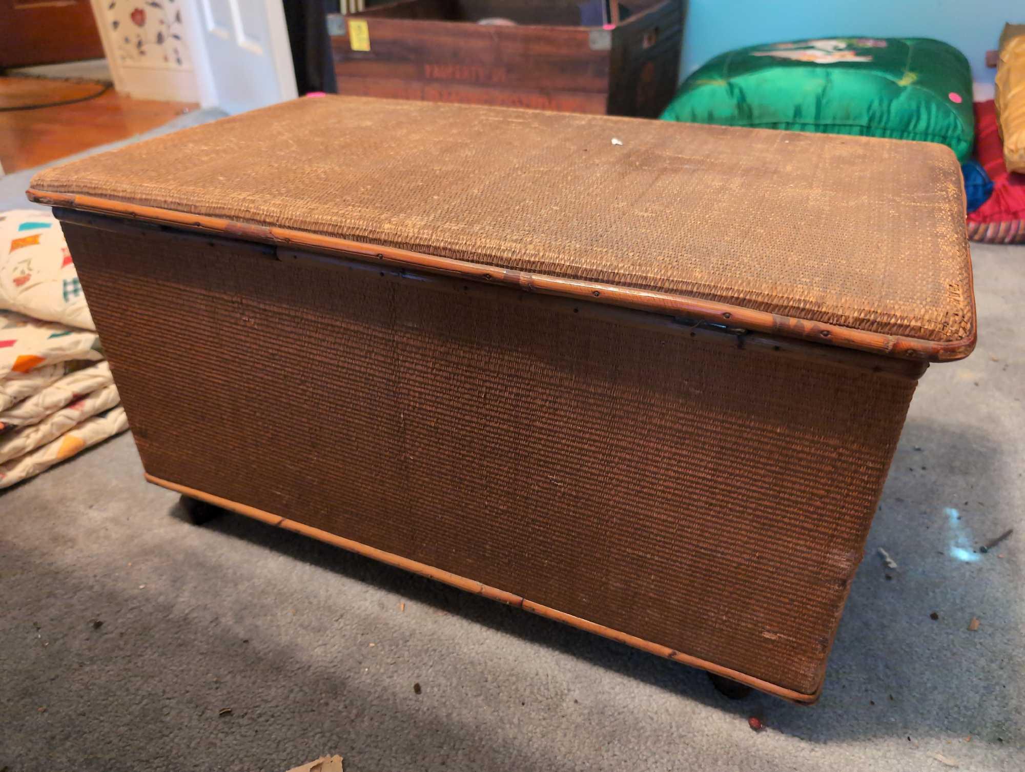 (BR2) VINTAGE BAMBOO AND RAFFIA LIFT TOP BLANKET CHEST WITH HANDLES. MEASURES 25-1/2"W X 14-1/2"D X