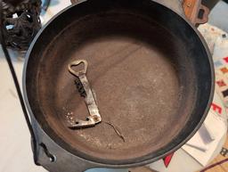 (BR2) VINTAGE METAL LOT TO INCLUDE A GRISWOLD CAST IRON DUTCH OVEN WITH HANDLE, A CAST IRON