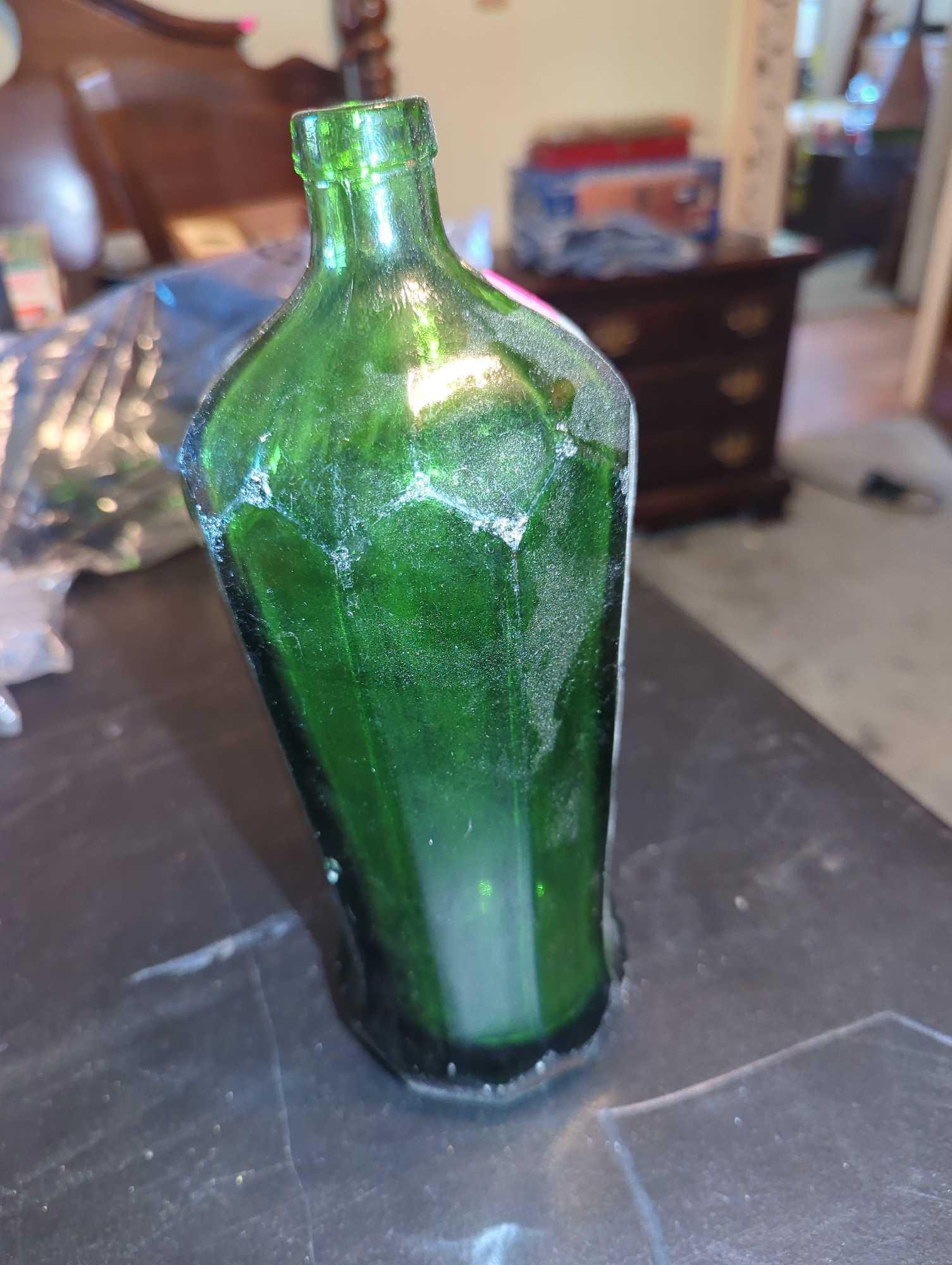 (BR3) OLD STYLE GREEN SOKOLOWSKY GLASS, 26 OZ, 10" HEIGHT, WHAT YOU SEE IN THE PHOTOS IS EXACTLY