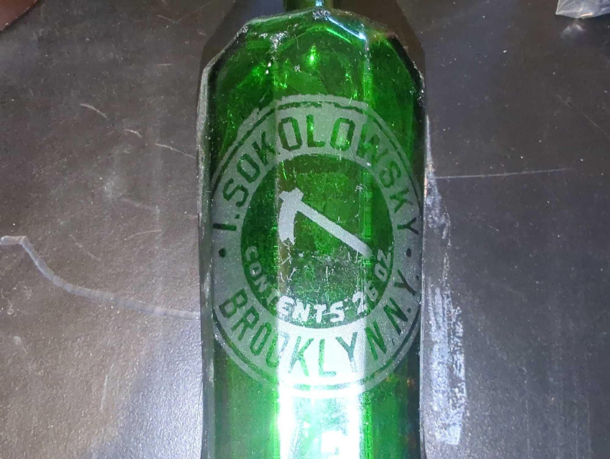 (BR3) OLD STYLE GREEN SOKOLOWSKY GLASS, 26 OZ, 10" HEIGHT, WHAT YOU SEE IN THE PHOTOS IS EXACTLY