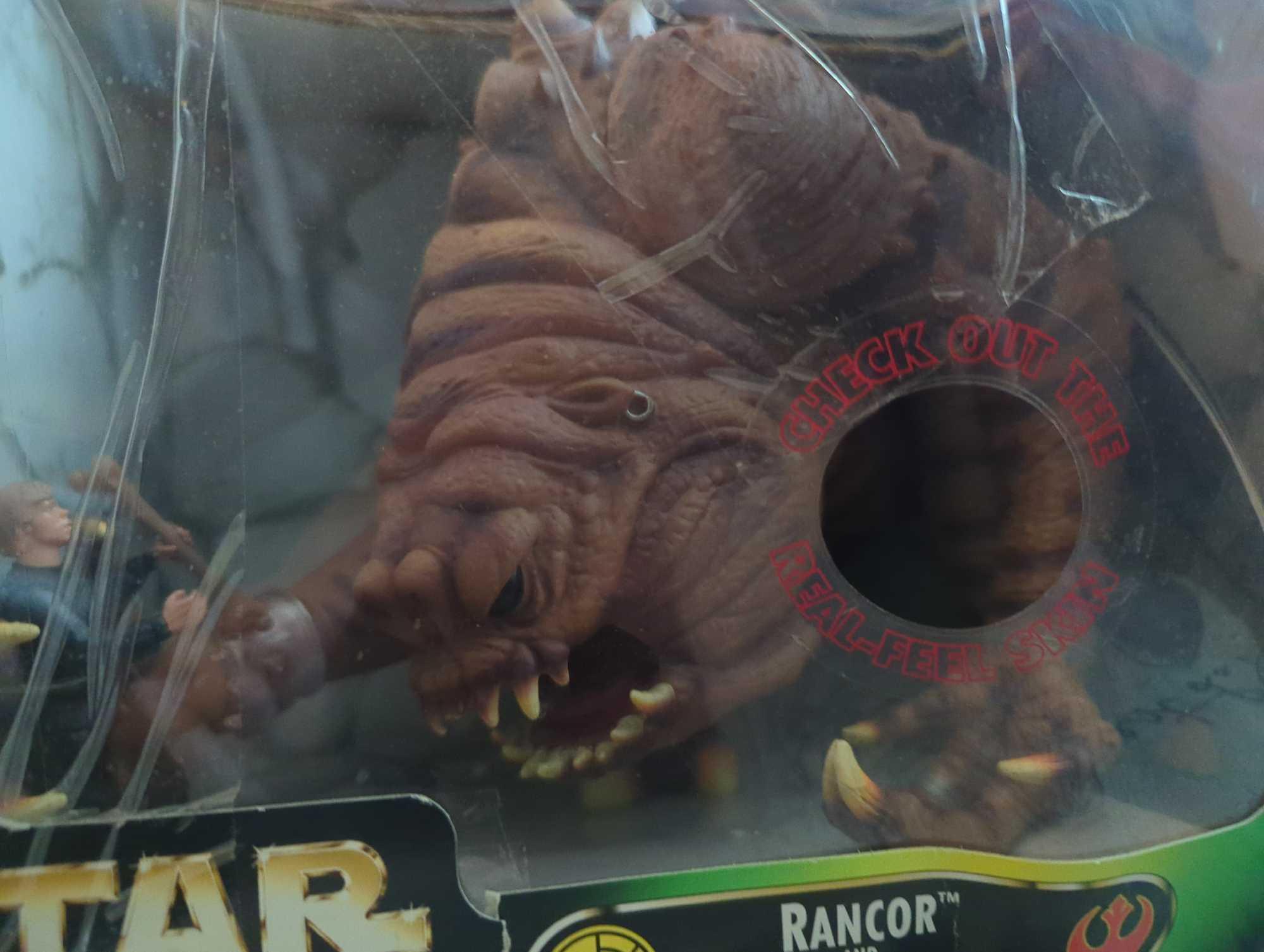 (LR)KENNER STAR WARS POWER OF THE FORCE, RANCOR AND LUKE SKYWALKER, BOX IS IN BAD CONDITION, FIGURES