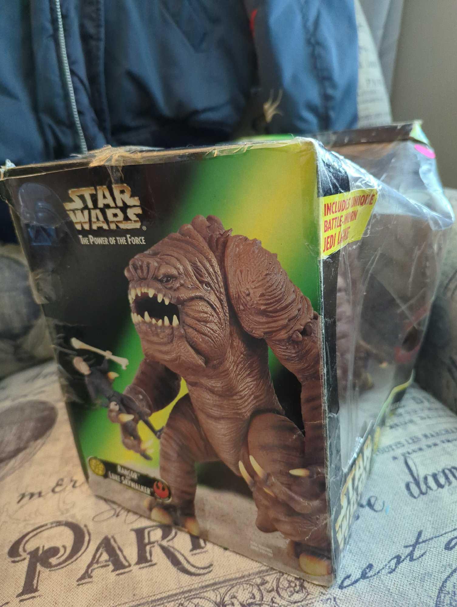 (LR)KENNER STAR WARS POWER OF THE FORCE, RANCOR AND LUKE SKYWALKER, BOX IS IN BAD CONDITION, FIGURES