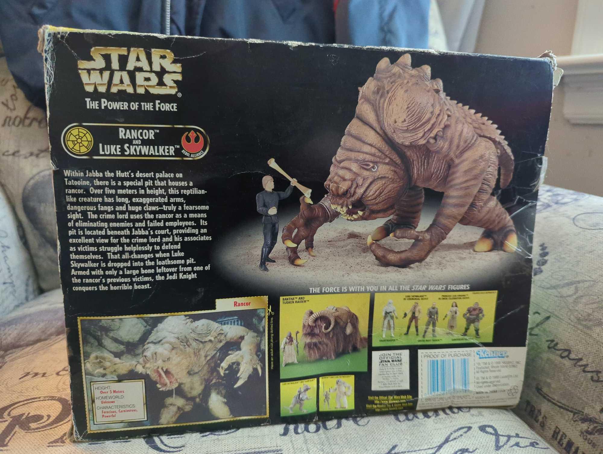 (LR)KENNER STAR WARS POWER OF THE FORCE, RANCOR AND LUKE SKYWALKER, BOX IS IN BAD CONDITION, FIGURES