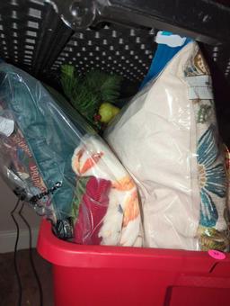 (LR) TOTE LOT OF MISCELLANEOUS ITEMS TO INCLUDE, CHRISTMAS DECOR, PILLOWS, BLANKET, ETC