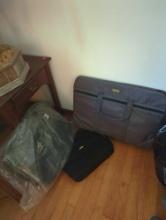 (LR) LOT OF 3 BAGS TO INCLUDE, TARGUS LAPTOP BAG, EASTWEST LUGGAGE BAG, AND BENTLEY LUGGAGE BAG