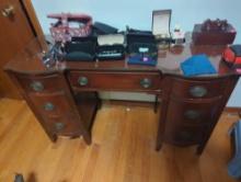 (BR1) MAHOGANY VANITY, 7 DRAWERS, AND GLASS TOP, IN GOOD CONDITION, DISPLAYS SOME COSMETIC WEAR,