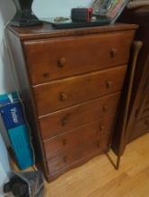 (BR1) DARK STAINED PINE 5 DRAWER CHEST, GOOD CONDITION DISPLAYS COSMETIC WEAR, MEASURES 22 1/2"X 14