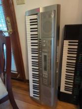 (DR) CASIO WK-200 KEYBOARD PIANO, 76 KEYS, THERE IS A DENT IN THE LEFT SPEAKER COVER.