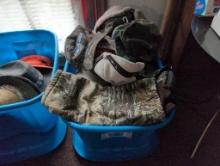 (DEN) TUB LOT OF HUNTING ITEMS/HUNTING RELATED HATS TO INCLUDE: HUNTS GAME AND TRAINING PRESERVE