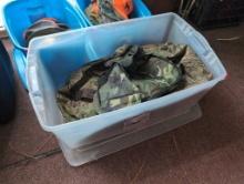 (DEN) TUB LOT OF (5) OUTDOOR HUNTING/MILITARY BAGS TO INCLUDE: A CAMO AMMO CARRY BAG, UNBRANDED CAMO